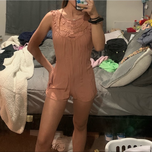 Super cute nude romper - Picture 1 of 3